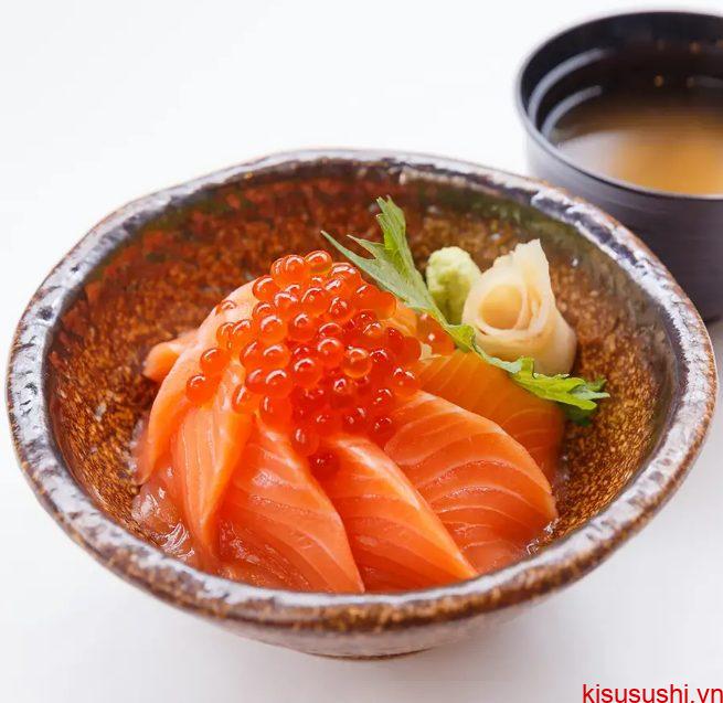 Sashimi cá hồi trứng cá muối