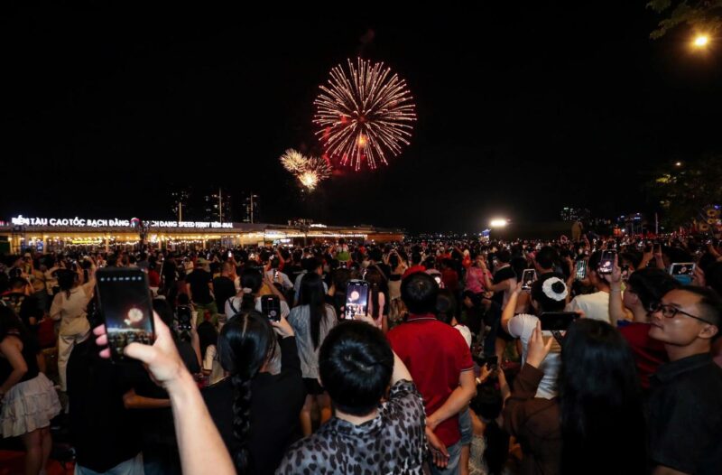Ngắm pháo hoa tại đường Nguyễn Huệ
